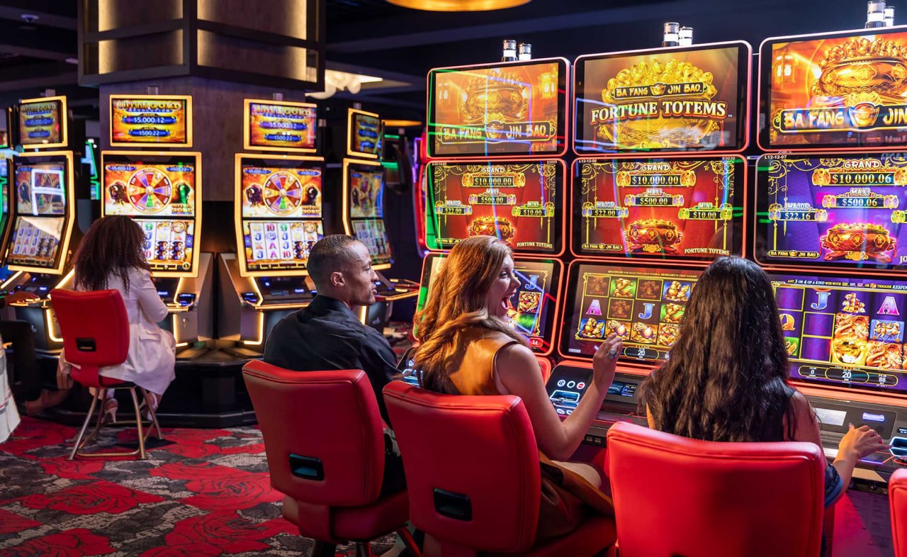 Layar putaran gratis Diamond Empire menampilkan simbol Scatter dan penghitung putaran bonus